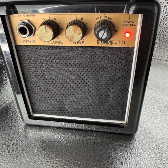 Portable Audio Amplifier - Black and Gold - Picture 4 of 11